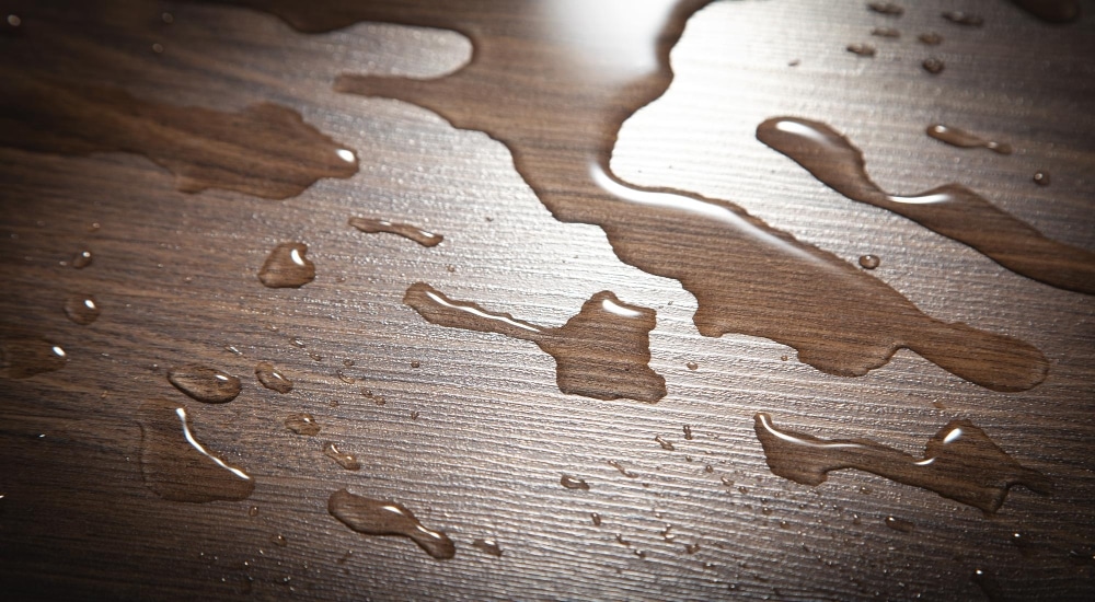Comment enlever l'eau sous un parquet PVC : solutions pour évacuer l'humidité 3