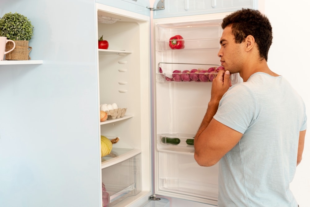 Pourquoi mon frigo sent mauvais à l'extérieur : causes et solutions pour éliminer les odeurs 3