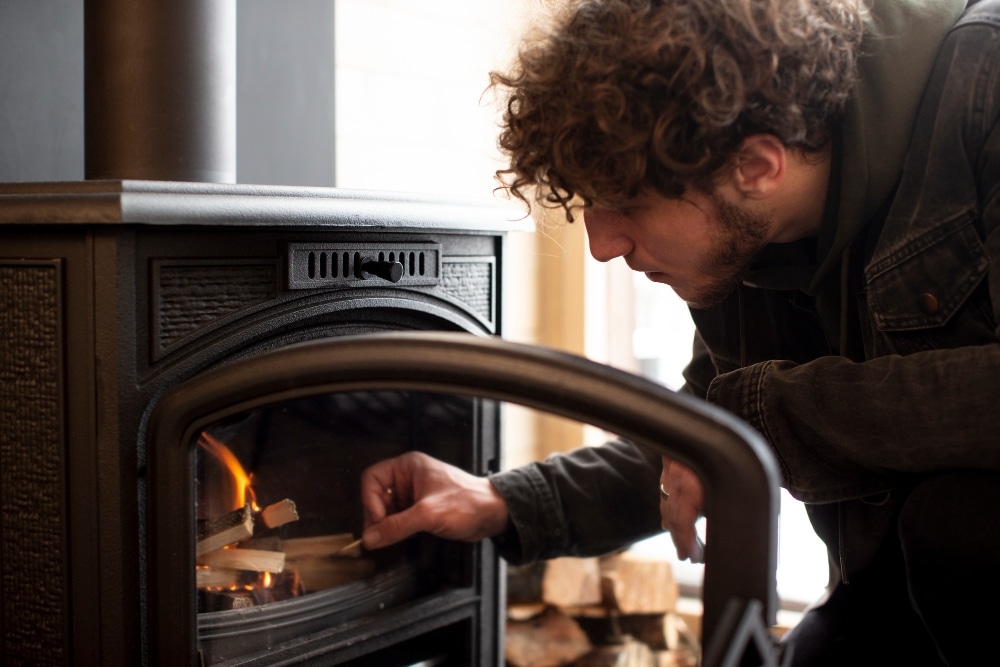 Peut-on installer un poêle à bois dans une chambre : règles de sécurité et solutions 3