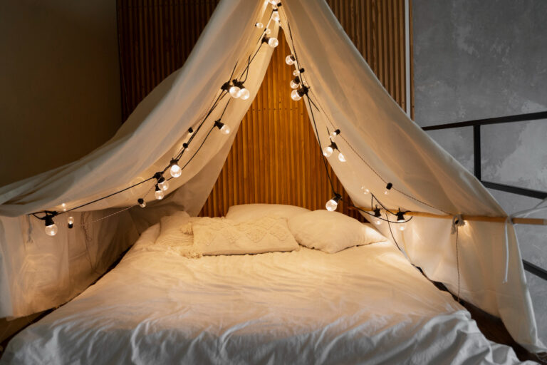 Arceau de lit fait maison installé au-dessus d’un lit simple