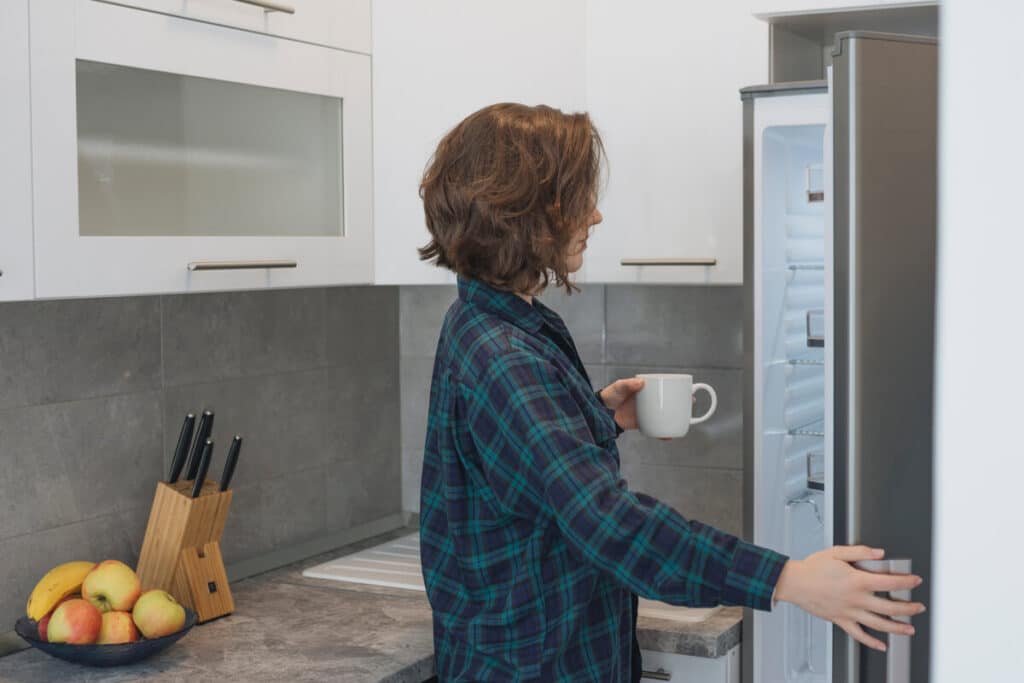 Frigo qui s’arrête et repart : normal ou panne ?
