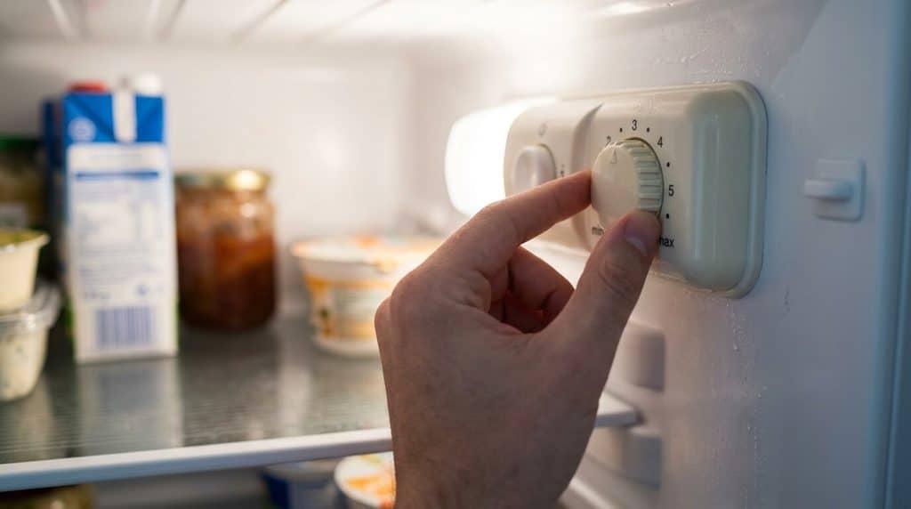 Réglage manuel de la molette de température du thermostat à l'intérieur du frigo.