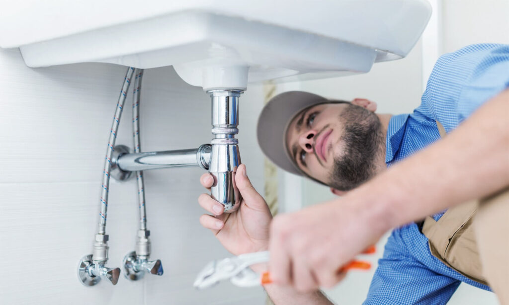 Bonde d'évier ou de lavabo impossible à dévisser : que faire ? 4 plombier qui dévisse une bonde