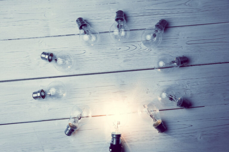 Ampoule qui clignote, illustrant le danger d'une lumière qui s'éteint et se rallume toute seule.