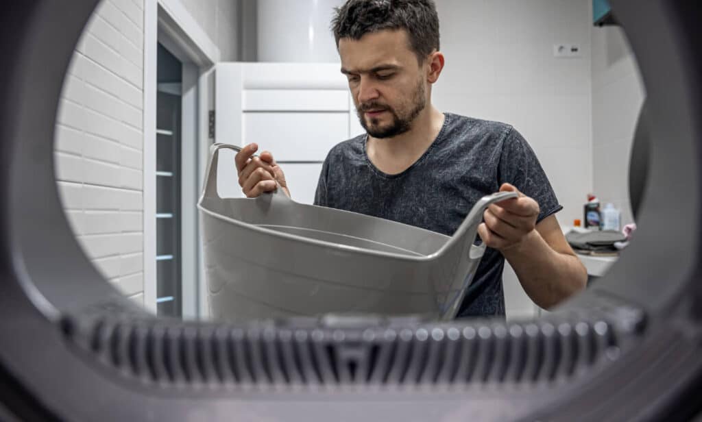 Tambour de lave-linge avec dépôts de boue grise à nettoyer