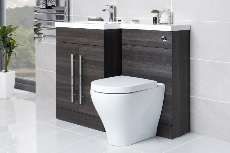 Toilettes blanches avec lave-main intégré au-dessus du réservoir dans une salle de bain moderne
