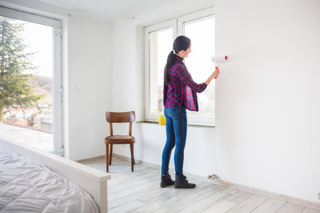 Pièce bien ventilée pour enlever une odeur de peinture qui persiste après 2 mois.