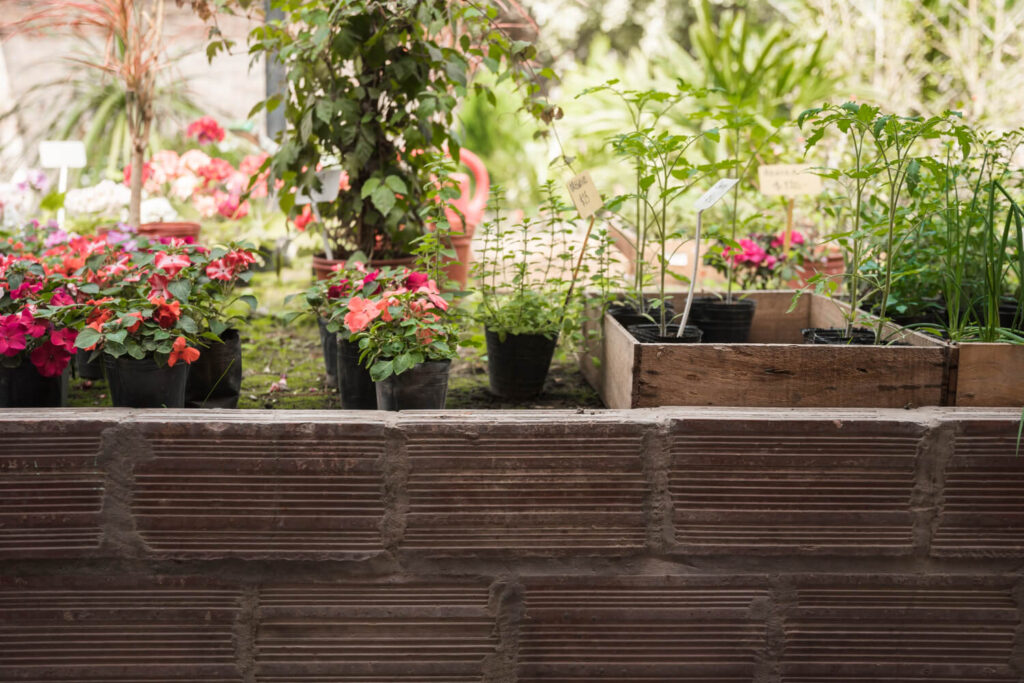 Construction d'une jardinière en parpaing avec semelle béton légère dans un jardin