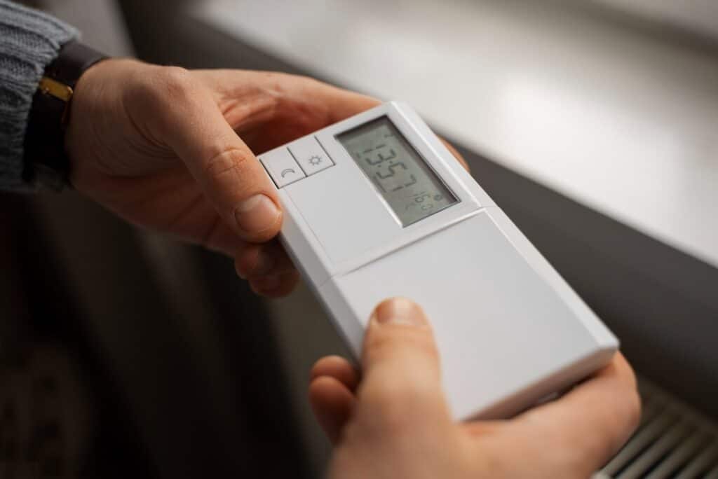 Thermostat d'ambiance affichant une température incorrecte avec thermomètre de comparaison