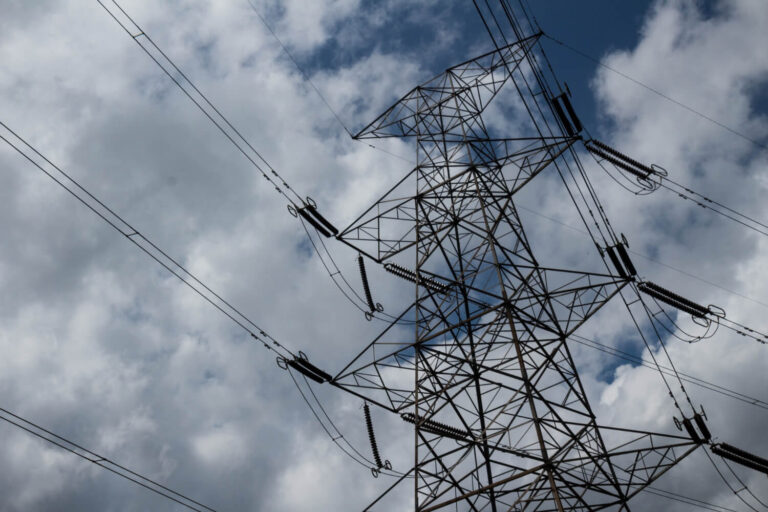 Poteau électrique près d'une propriété privée, illustrant la réglementation d'implantation et les droits.