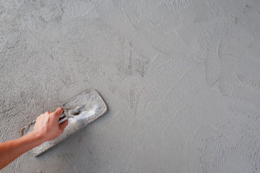 Application d'enduit à la chaux sur mur en torchis intérieur avec truelle