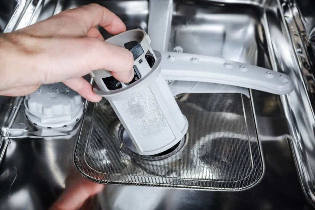 Mon lave-vaisselle laisse des traces de sable : causes et solutions efficaces 3