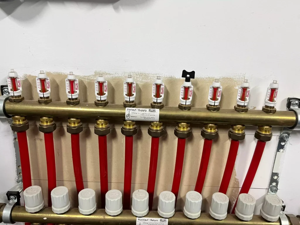 Débitmètre d'un collecteur de plancher chauffant bloqué, illustrant un problème de circulation d'eau.