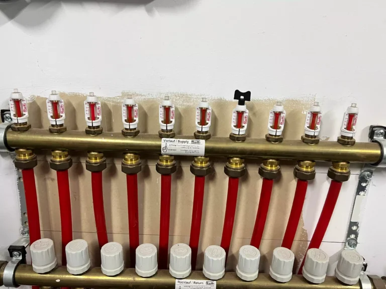 Débitmètre d'un collecteur de plancher chauffant bloqué, illustrant un problème de circulation d'eau.