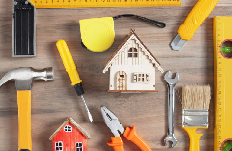 Atelier de bricolage moderne avec outils électroportatifs, établi et projets d'aménagement en cours