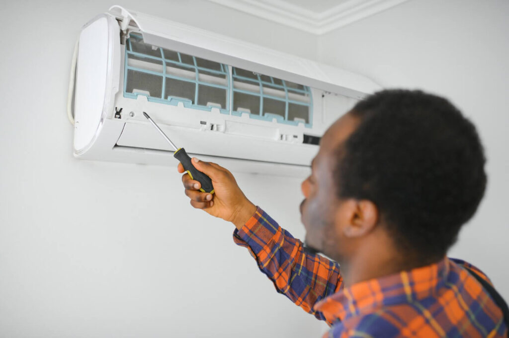 Nettoyage des filtres d'une unité intérieure de climatisation Mitsubishi pour supprimer un bruit anormal.