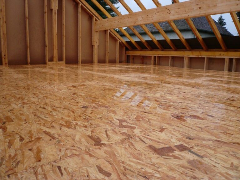 Panneaux OSB utilisés en extérieur et exposés à la pluie, nécessitant une protection.