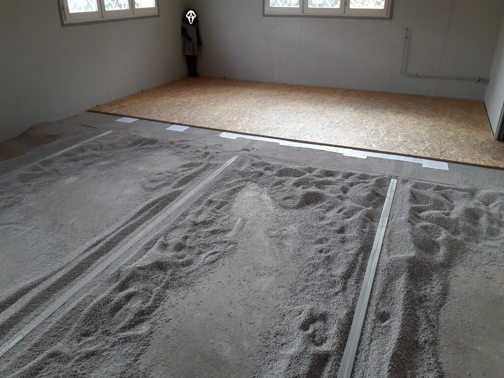 Rattrapage de niveau d'un plancher en bois avec la technique de la chape sèche et des granulés.