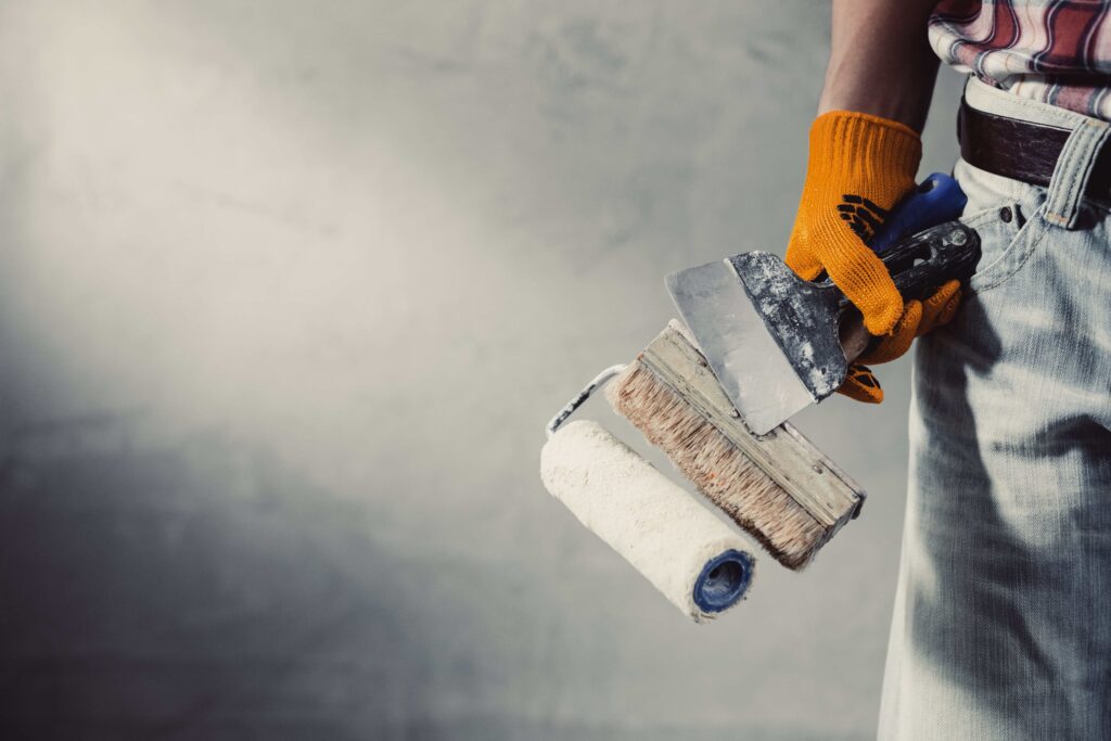 Poteau en béton extérieur en cours de peinture avec peinture spécialisée pour béton