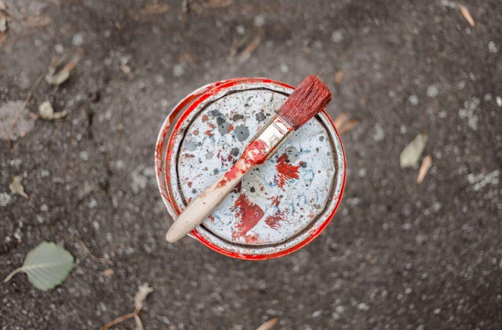 Pot de peinture périmée avec signes de dégradation et vapeurs toxiques