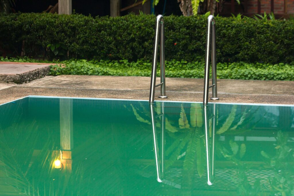 Transformation spectaculaire piscine eau verte en eau claire avec remèdes naturels grand-mère bicarbonate vinaigre