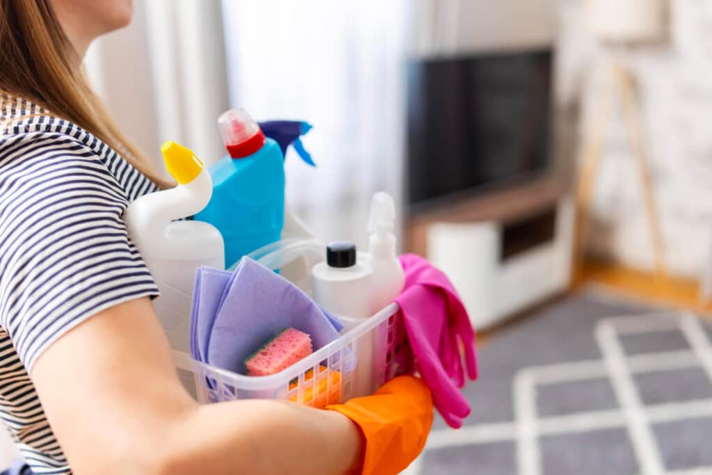 Acétone sur du plastique : comment réparer les dégâts ? 3 produits ménagers, acétone