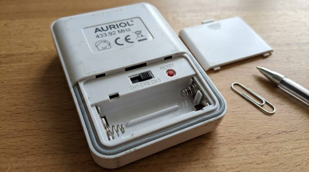 Sélecteur de canal CH1 CH2 CH3 et bouton reset dans le boîtier extérieur sans fil Auriol.
