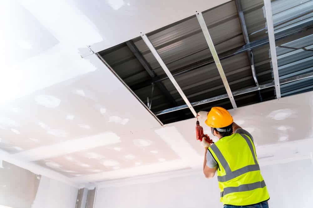 Un système de suspentes et de fourrures pour faux plafond de très faible hauteur installé sous un plafond existant.