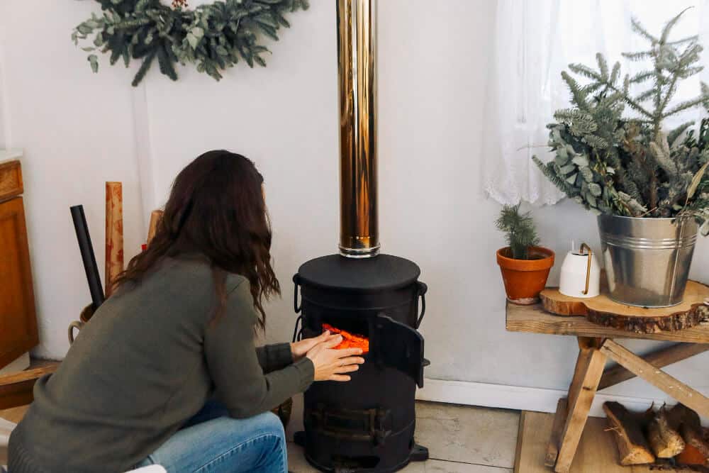 Poêle à pellet qui dégage de la fumée dans la maison, illustrant un danger et les causes possibles.