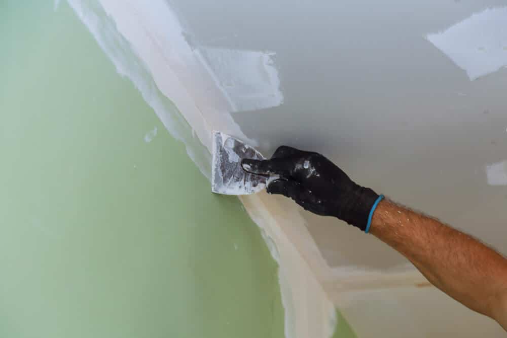 Comment boucher l'espace entre le Placo et le plafond ? 3