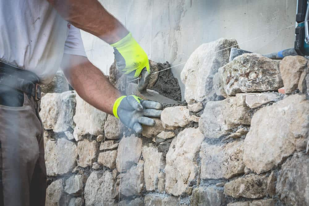 Comment enlever un enduit ciment sur un mur en pierre ? 3
