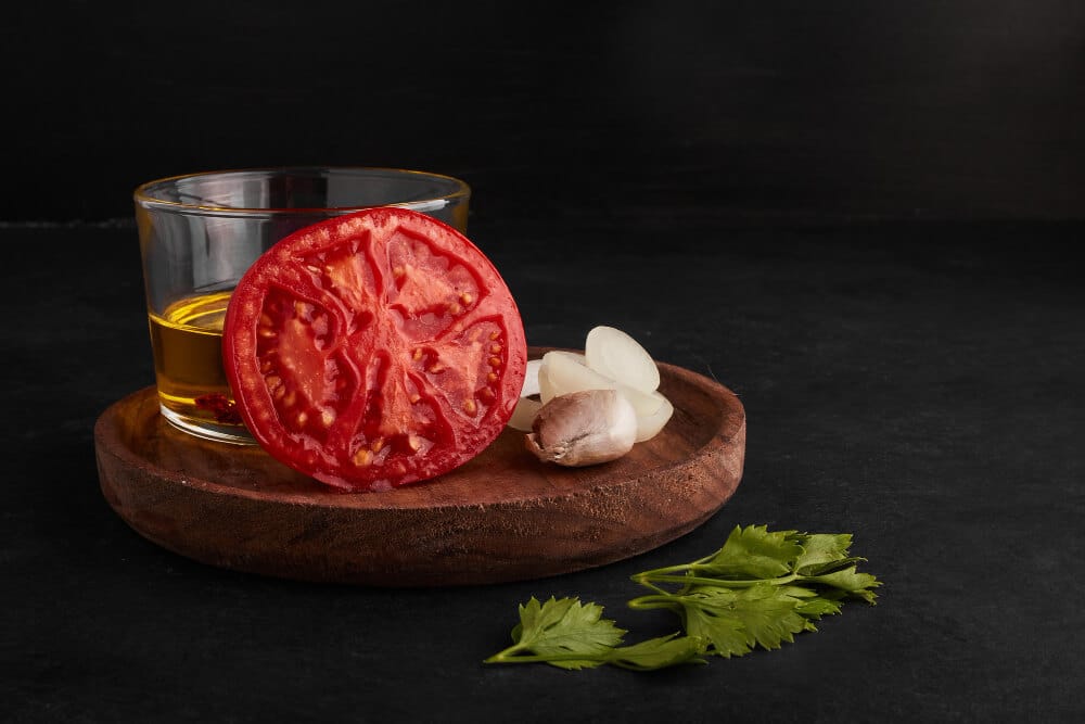 Gros plan sur une tomate coupée en deux, montrant une chair farineuse et sèche.
