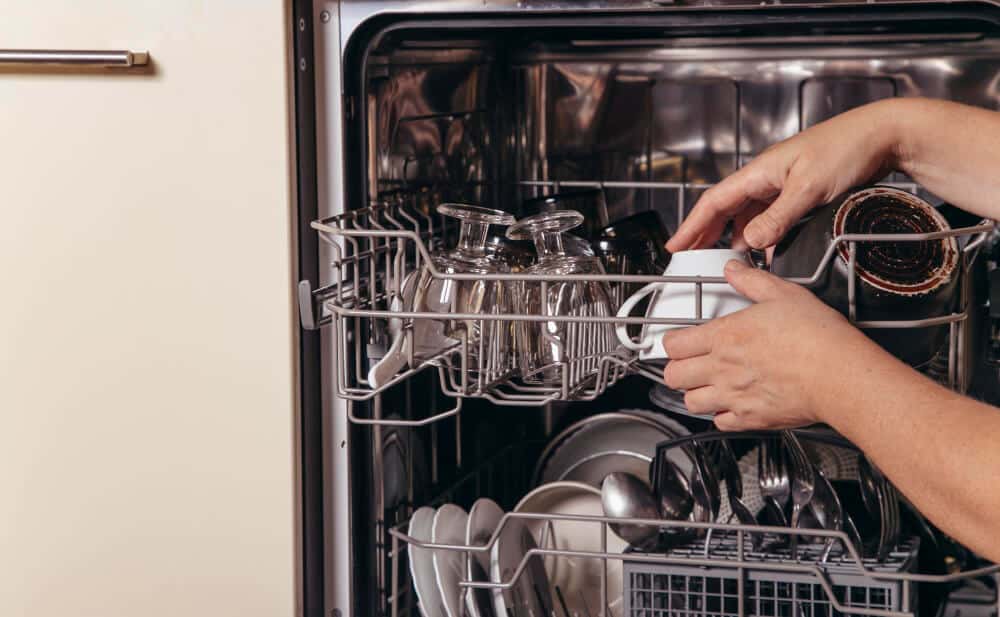 Verre sortant d'un lave-vaisselle, couvert d'un voile blanc laiteux (traces de calcaire).