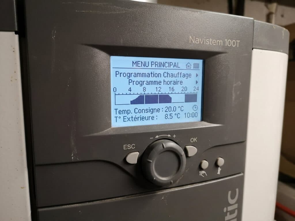 Écran de programmation Navistem 100T d'une pompe à chaleur Atlantic Alfea Extensa Duo.