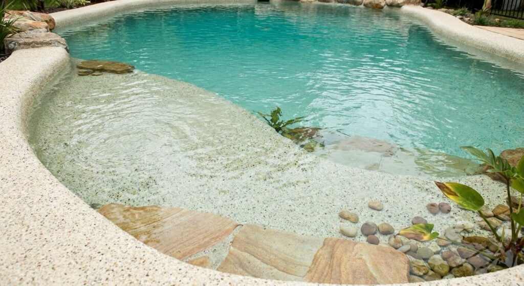 zoom sur l'entrée progressive dans l'eau d'une piscine lagon