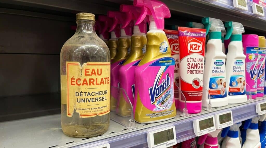 Eau Écarlate introuvable : Pourquoi a-t-elle disparu et quelles sont les alternatives ? 2 Ancienne bouteille de Détacheur Universel Eau Écarlate comparée aux nouvelles gammes de détachants ciblés disponibles en rayon