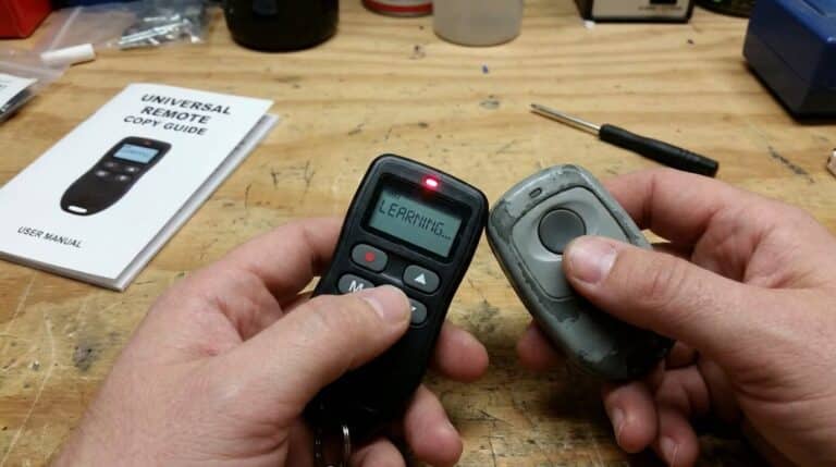 Accueil 1 Procédure de copie de télécommande de portail universelle en position tête-à-tête avec le modèle original