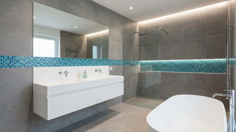 Accueil 1 Salle de bain moderne avec une frise en mosaïque posée à 120 cm du sol, s'alignant parfaitement avec le haut de la crédence du lavabo