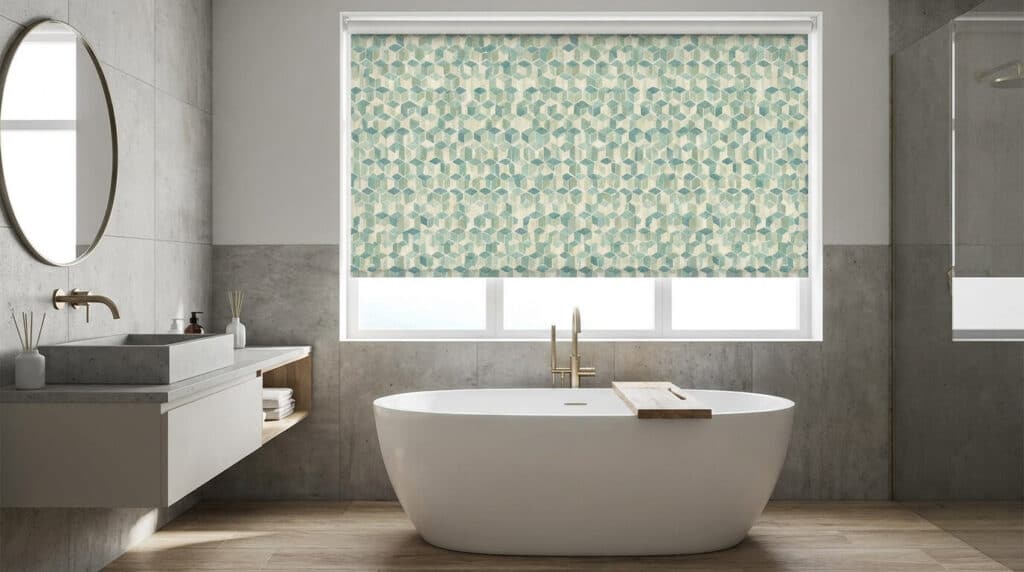 Store enrouleur résistant à l'humidité et facile d'entretien dans une salle de bain.