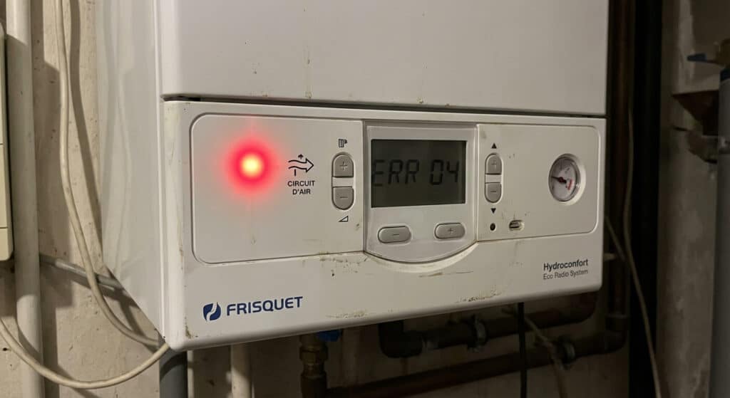 Panneau de commande d'une chaudière Frisquet affichant un voyant rouge d'alerte sur le circuit d'air