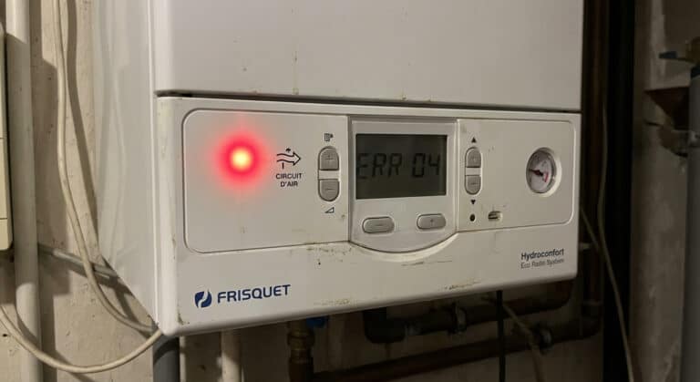 Accueil 2 Panneau de commande d'une chaudière Frisquet affichant un voyant rouge d'alerte sur le circuit d'air