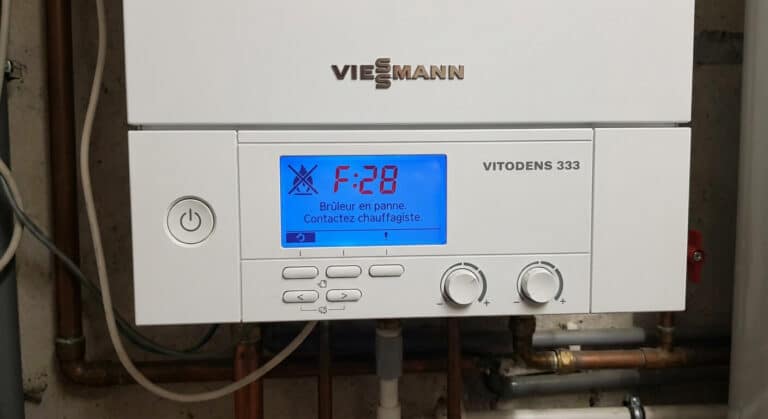 Accueil 1 Écran de contrôle digital d'une chaudière Viessmann Vitodens 333 affichant un code de panne clignotant