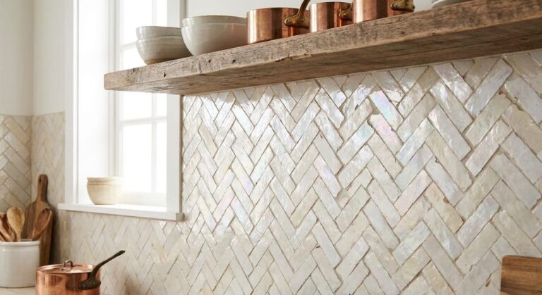 Mur de cuisine décoré avec du carrelage zellige marocain artisanal aux nuances de blanc nacré.