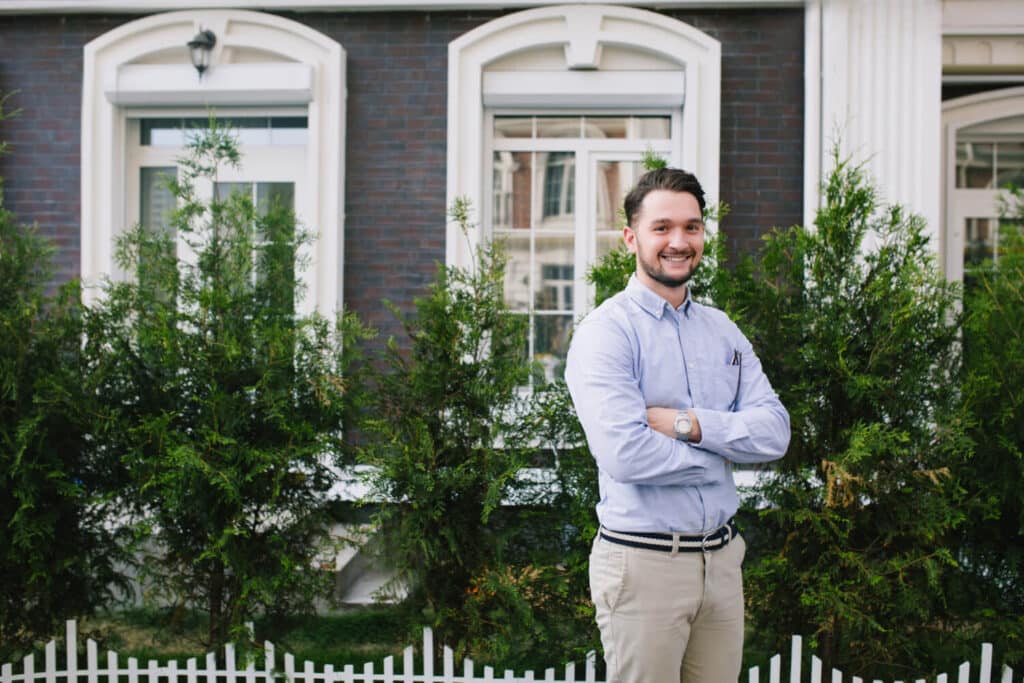 Un propriétaire soulagé devant sa maison familiale dont il conserve l'usage exclusif pendant la durée du portage.