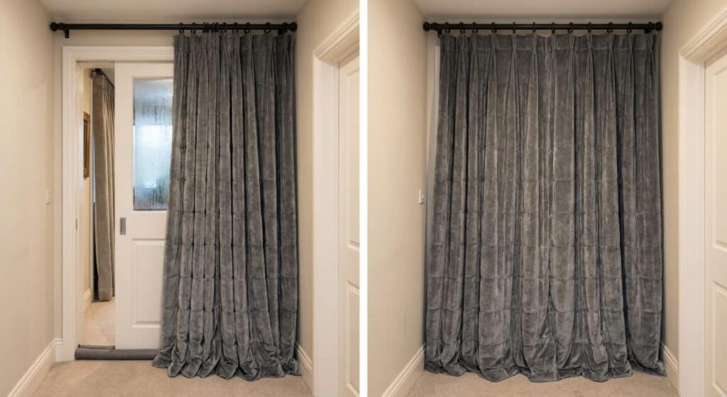 Lourd rideau thermique et phonique installé devant une porte à galandage pour bloquer le froid