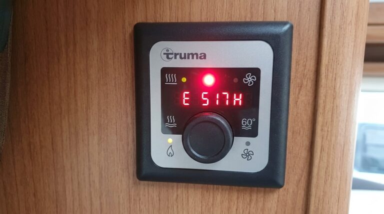 Accueil 3 Gros plan sur le panneau de commande d'un chauffe-eau Truma affichant un voyant rouge d'erreur.