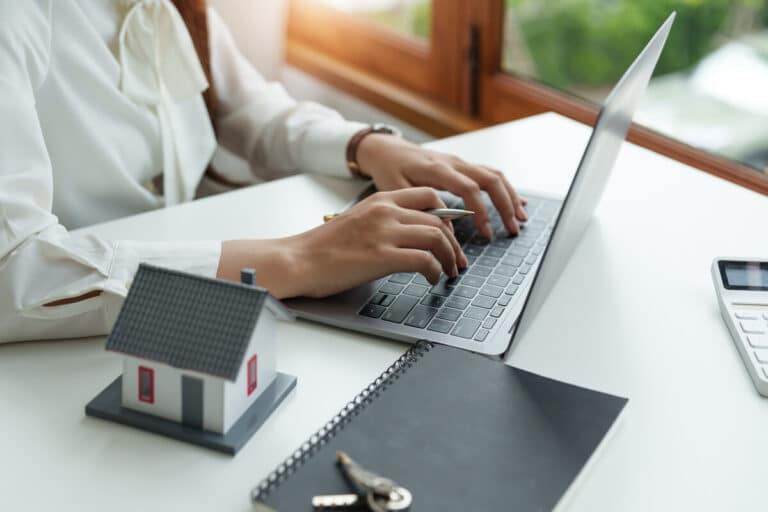 Propriétaire comparant des offres d'assurance habitation sur un ordinateur portable