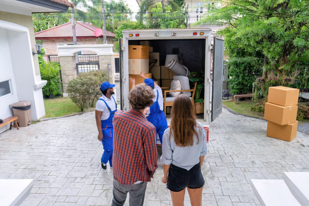 Une équipe de professionnels chargeant un camion lors d'un débarras complet de maison à Nice.