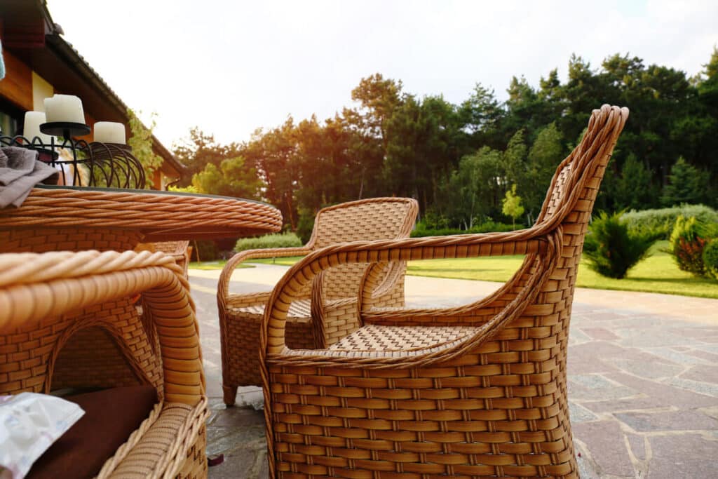 Chaises de jardin en aluminium et résine tressée sur une terrasse dallée ensoleillée