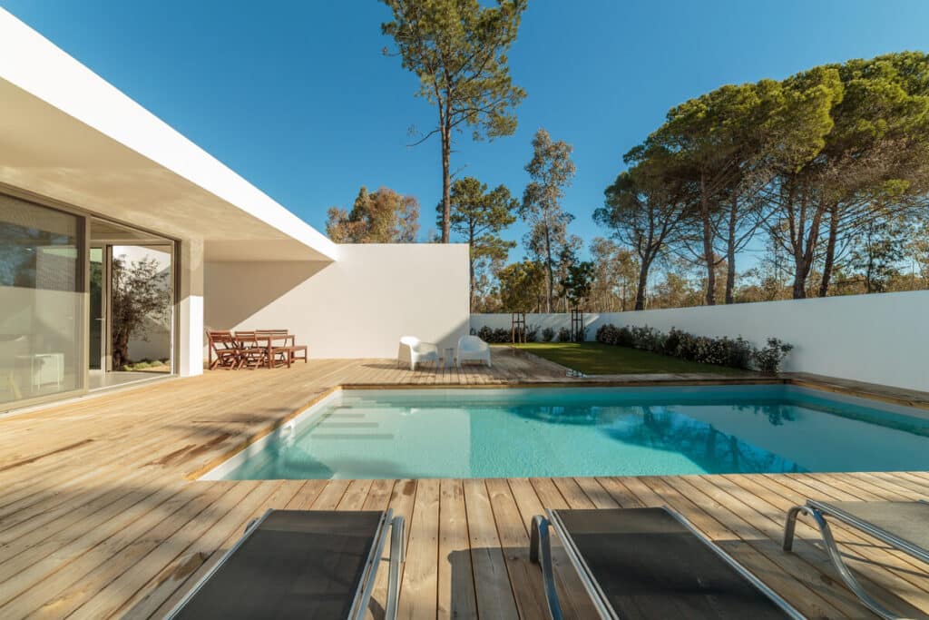 Une piscine moderne entièrement rénovée par un professionnel qualifié.